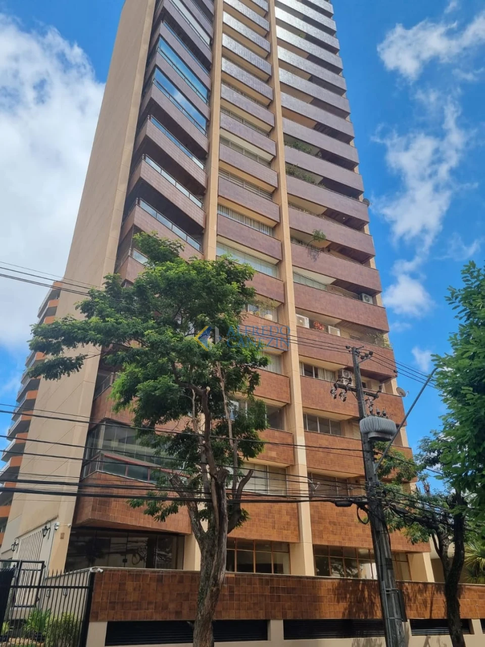 Venha morar na Rua Belo Horizonte em Londrina. Edifício Embaixador, andar alto.