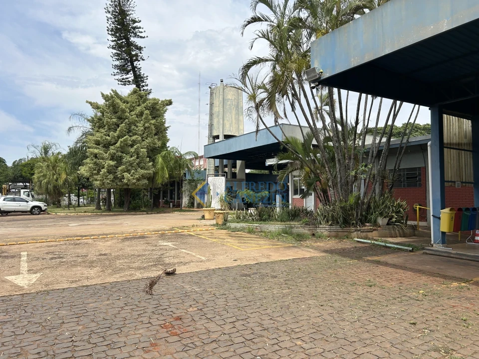 Terreno para a construção de barracões ou para grandes empresas com três frentes