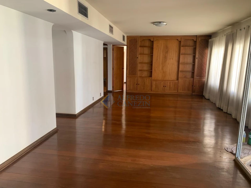 Venha morar na Rua Belo Horizonte em Londrina. Edifício Embaixador, andar alto.