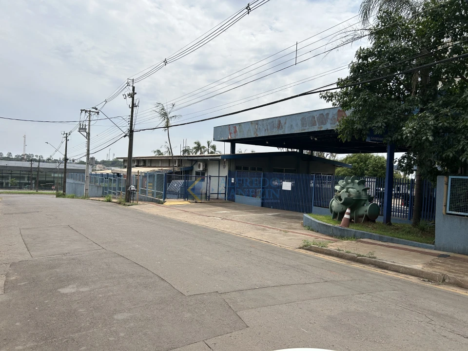 Terreno para a construção de barracões ou para grandes empresas com três frentes
