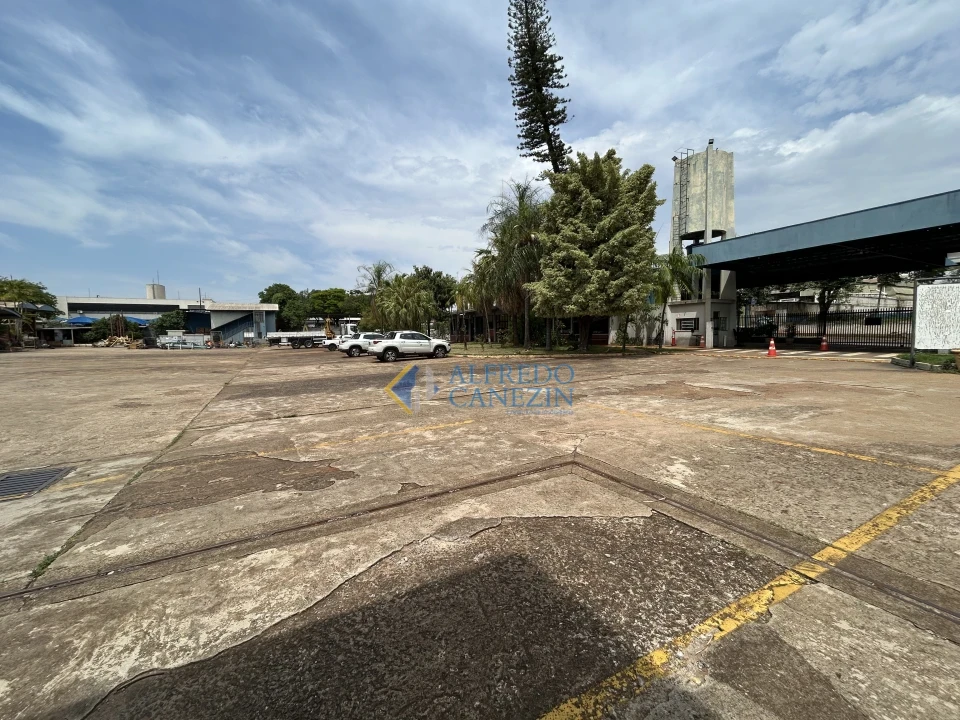Terreno para a construção de barracões ou para grandes empresas com três frentes