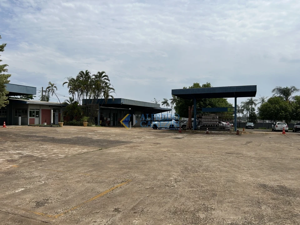 Terreno para a construção de barracões ou para grandes empresas com três frentes