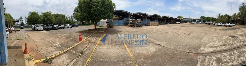 Terreno para a construção de barracões ou para grandes empresas com três frentes