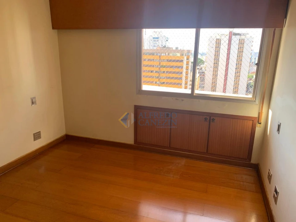 Venha morar na Rua Belo Horizonte em Londrina. Edifício Embaixador, andar alto.