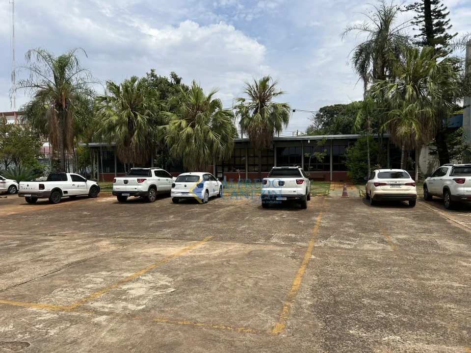 Terreno para a construção de barracões ou para grandes empresas com três frentes