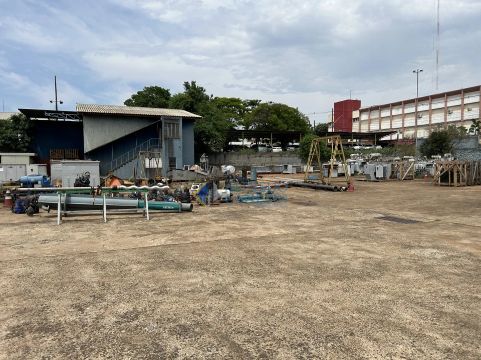 Terreno para a construção de barracões ou para grandes empresas com três frentes