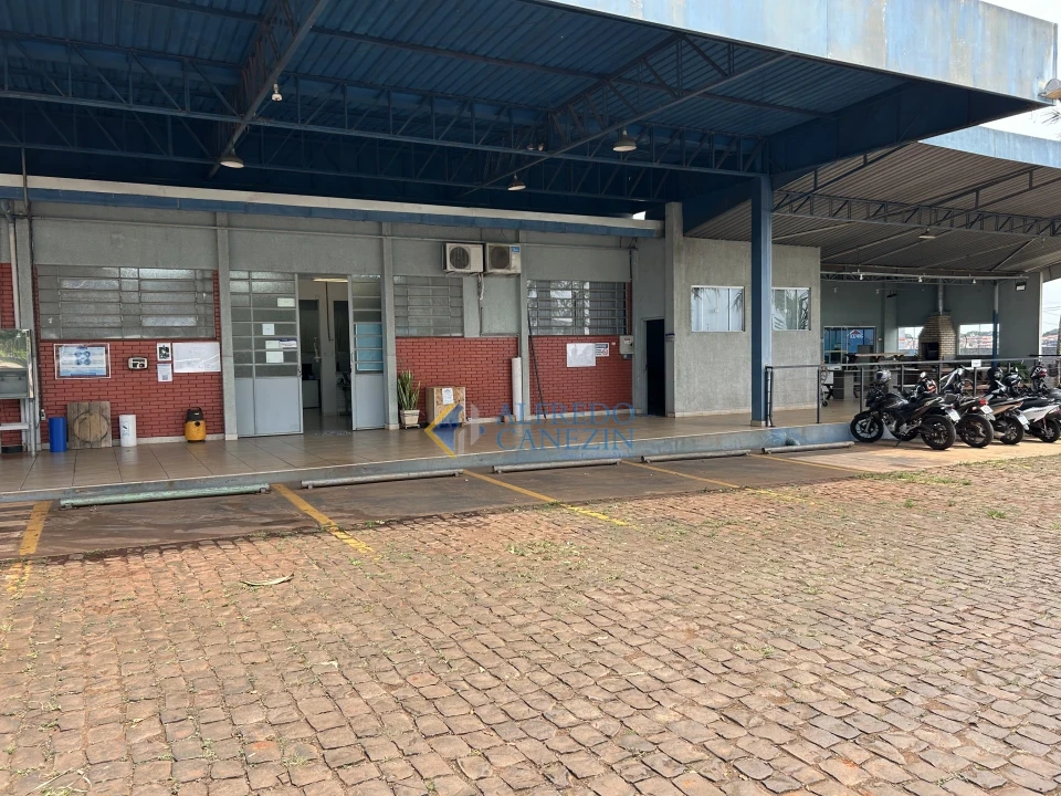 Terreno para a construção de barracões ou para grandes empresas com três frentes