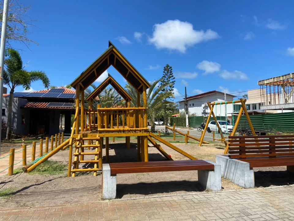 Imagens do imóveis CASA PARA LOCAÇÃO ANUAL, 03 SUÍTES, ESCRITÓRIO, SOLÁRIUM, PISCINA, INTERMARES