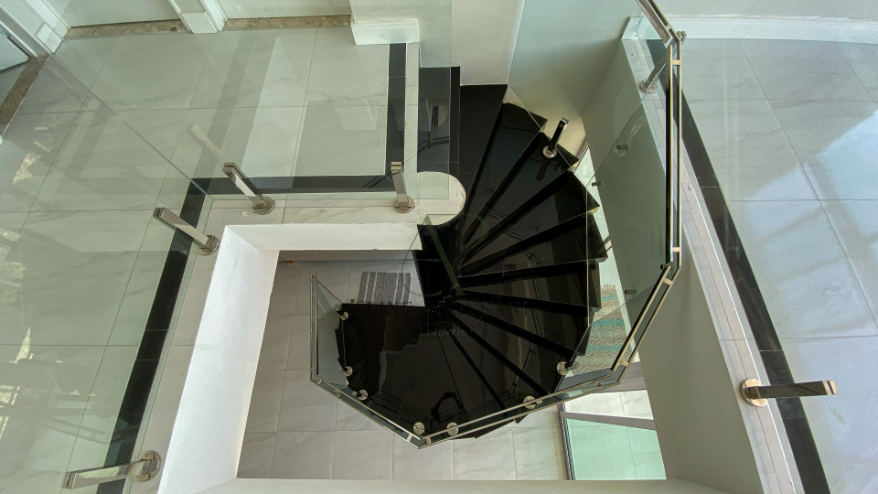 Imagens do imóveis COBERTURA DUPLEX COM VISTA MAR, 250m², 5 QUARTOS, SENDO 2 SUÍTES, PISCINA, NASCENTE, 1 VAGA, EM CAMBOINHA