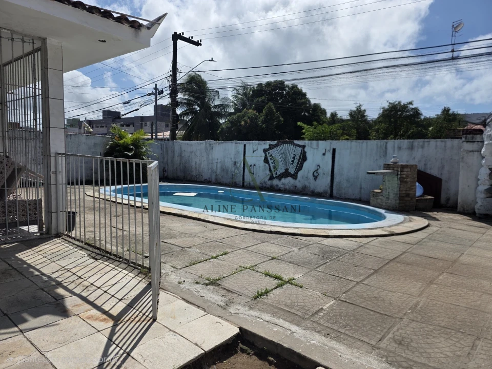 Imagens do imóveis VENDE-SE CASA OU TERRENO DE ESQUINA NO BESSA, 12X30 COM PISCINA