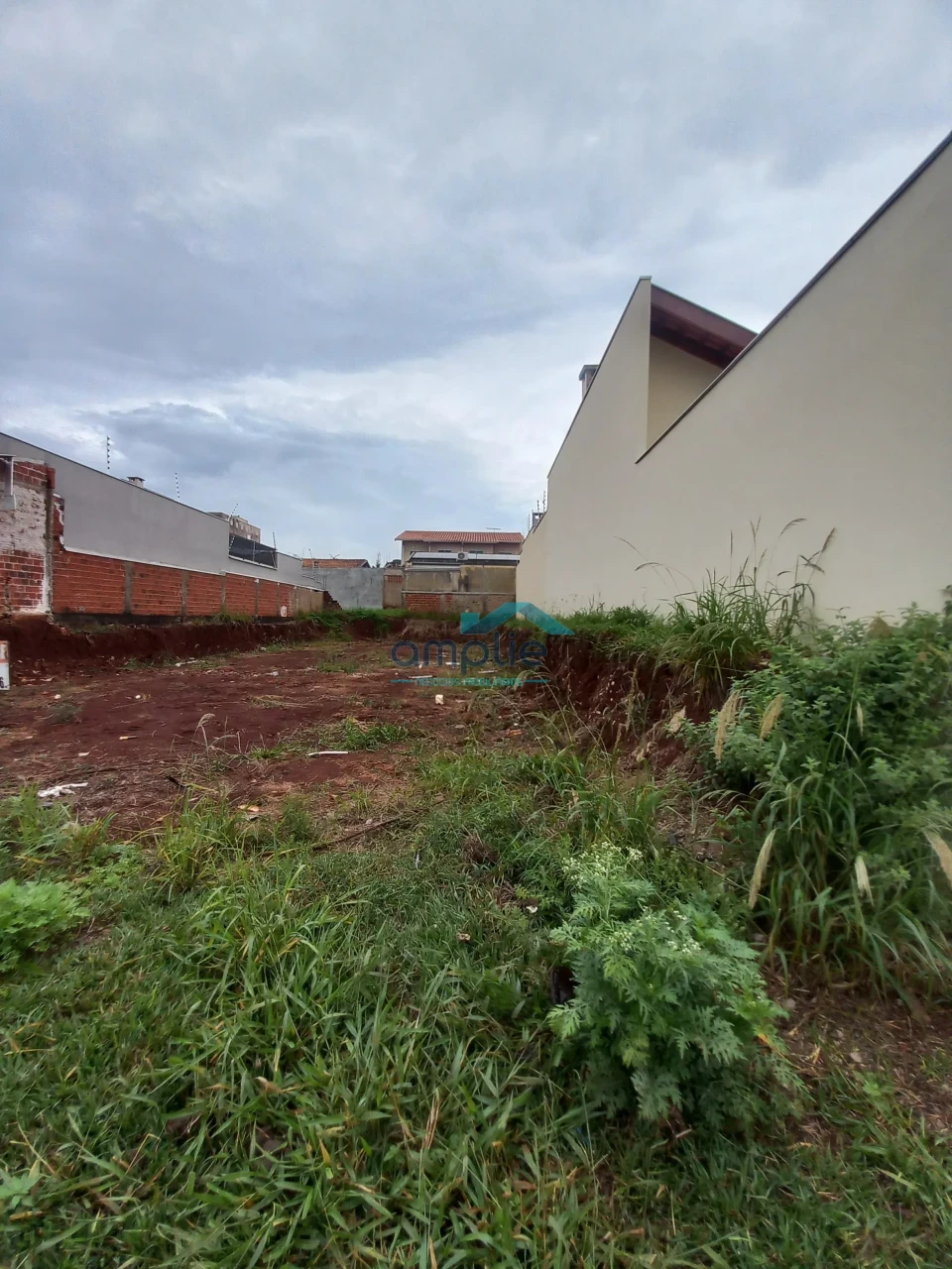 TERRENO A VENDA - INVISTA NO CONFORTO EM UM BAIRRO TRANQUILO.