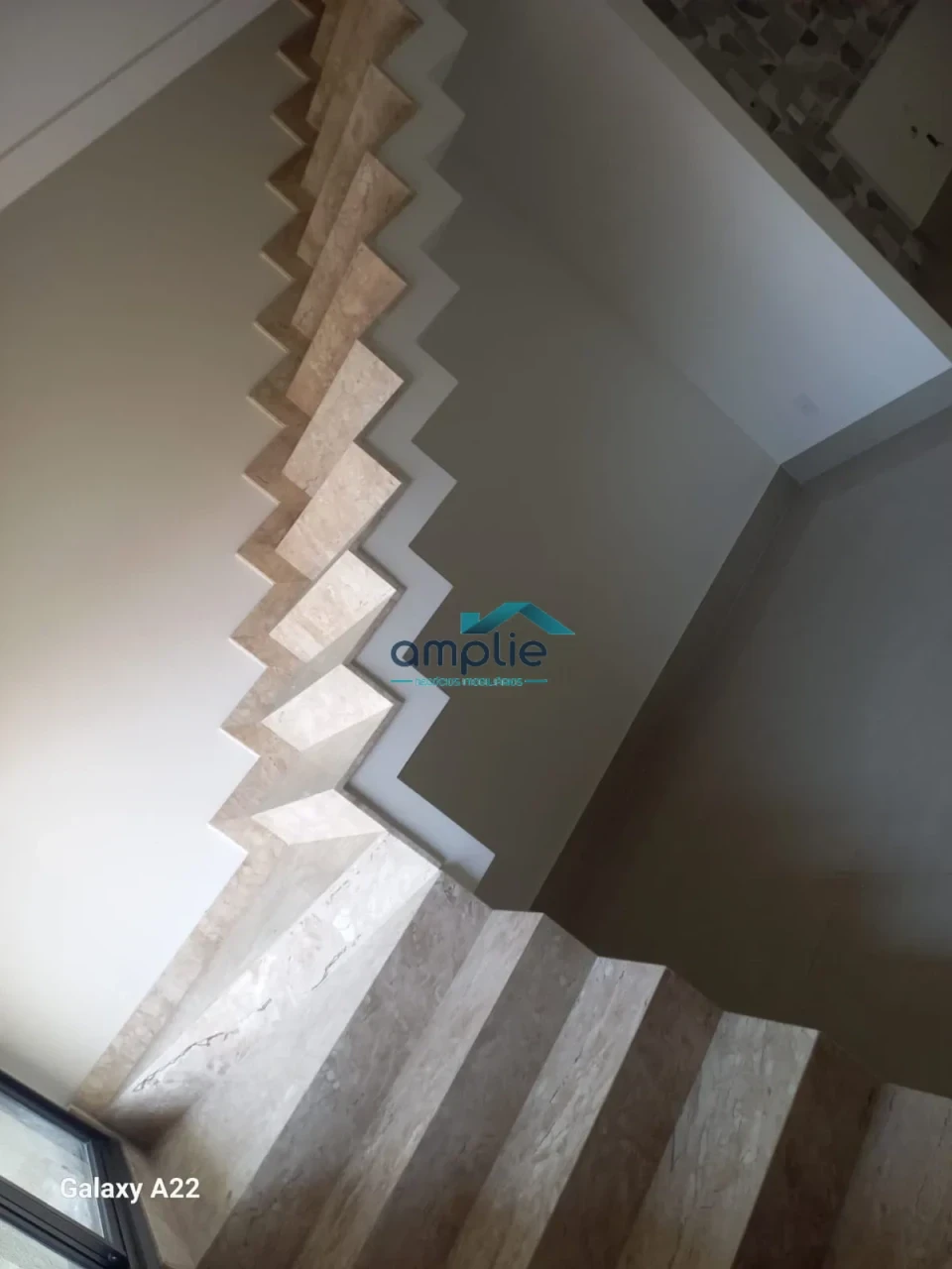 CASA SOBRADO COM 03 SUÍTES À VENDA