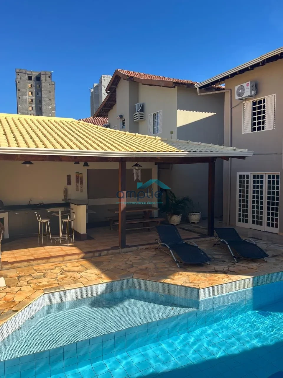 VIVA O MELHOR ; CASA ELEGANTE COM PISCINA EM BAIRRO NOBRE.