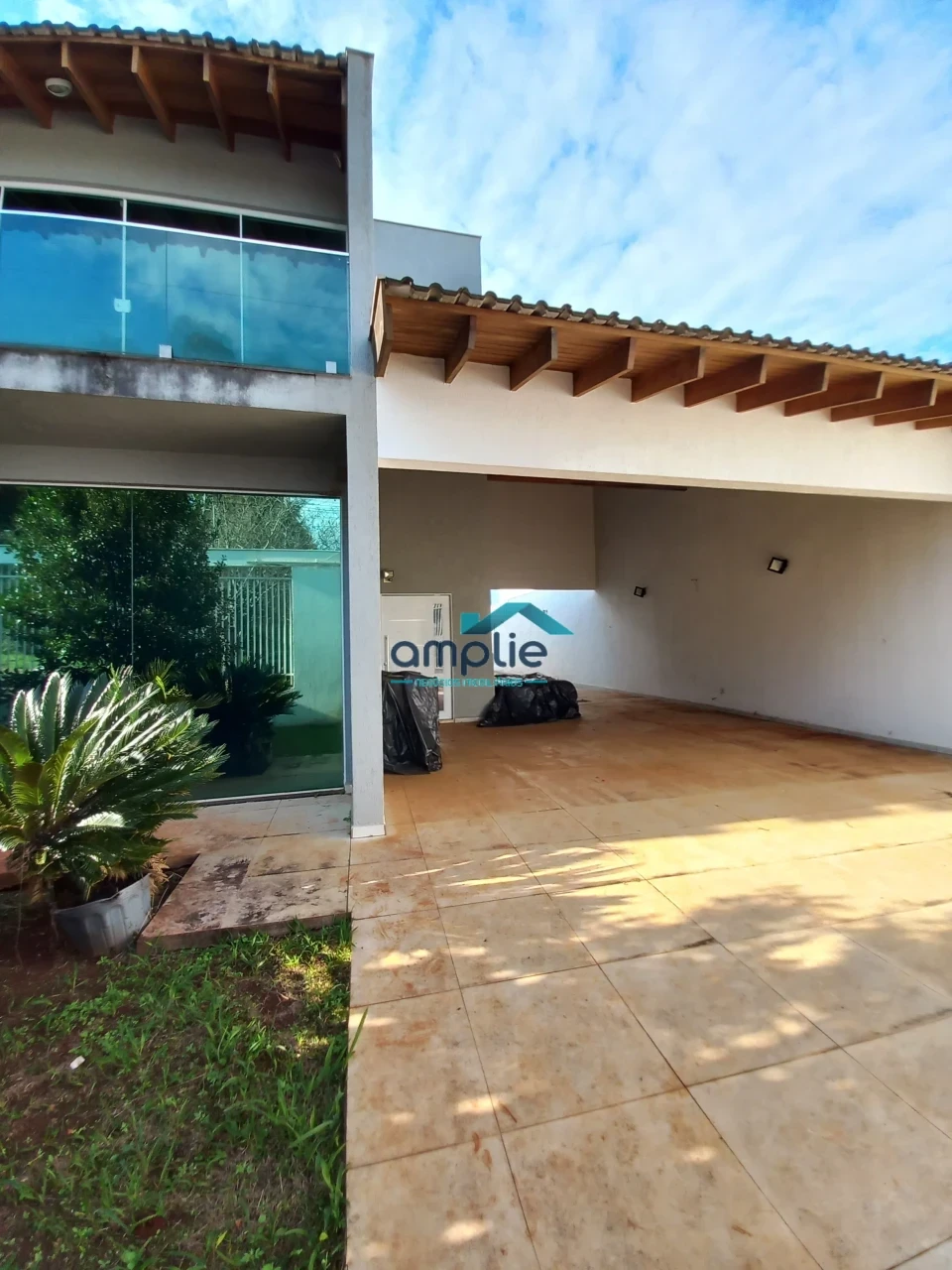 CASA LUXUOSA EM BAIRRO NOBRE - LONDRINA PR.