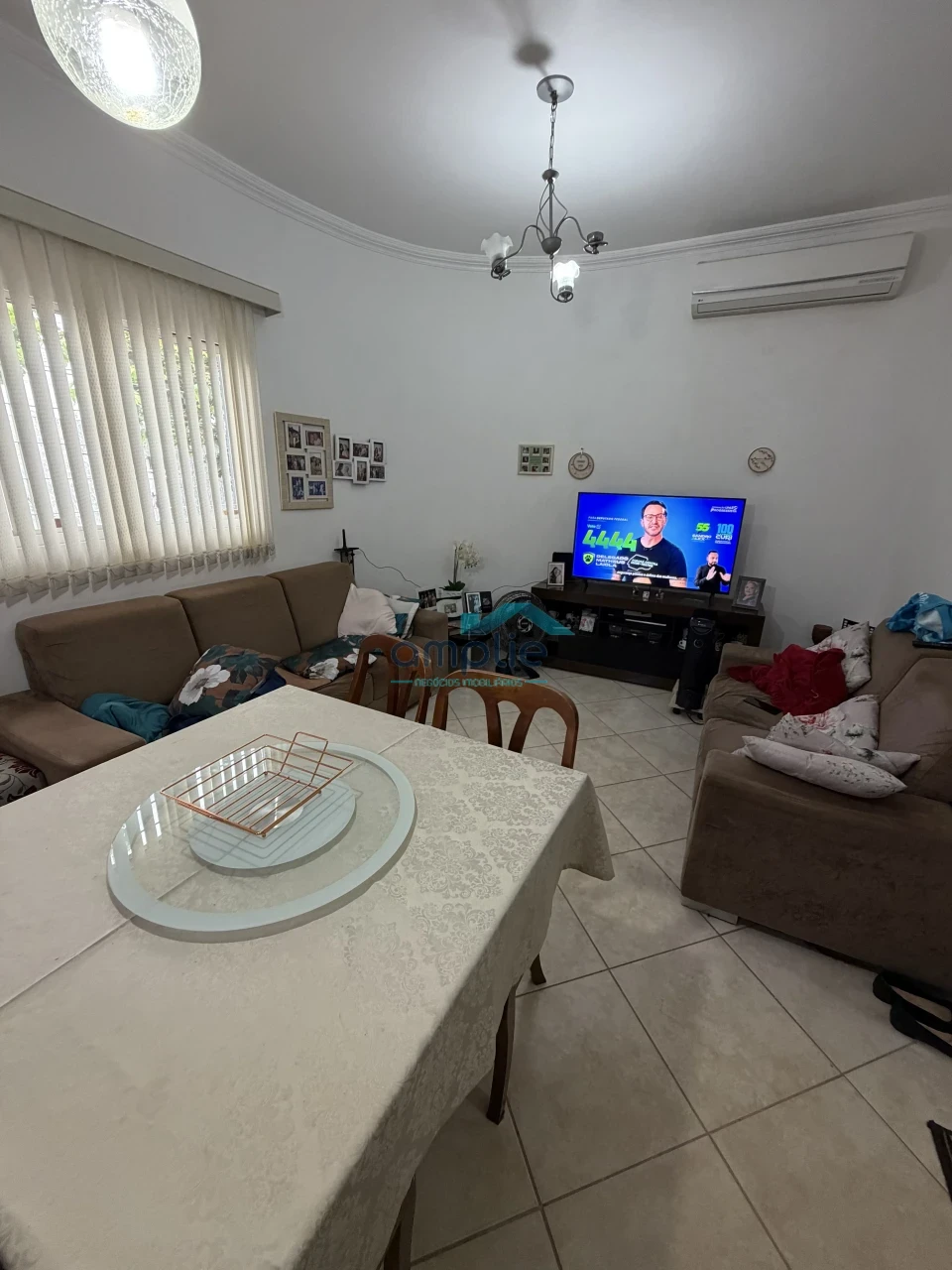 CASA A VENDA - AO LADO DA AV. SÃO JOÃO - ACEITA PERMUTAS POR CARROS OU APTO.