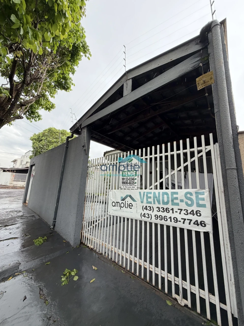CASA A VENDA - AO LADO DA AV. SÃO JOÃO - ACEITA PERMUTAS POR CARROS OU APTO.