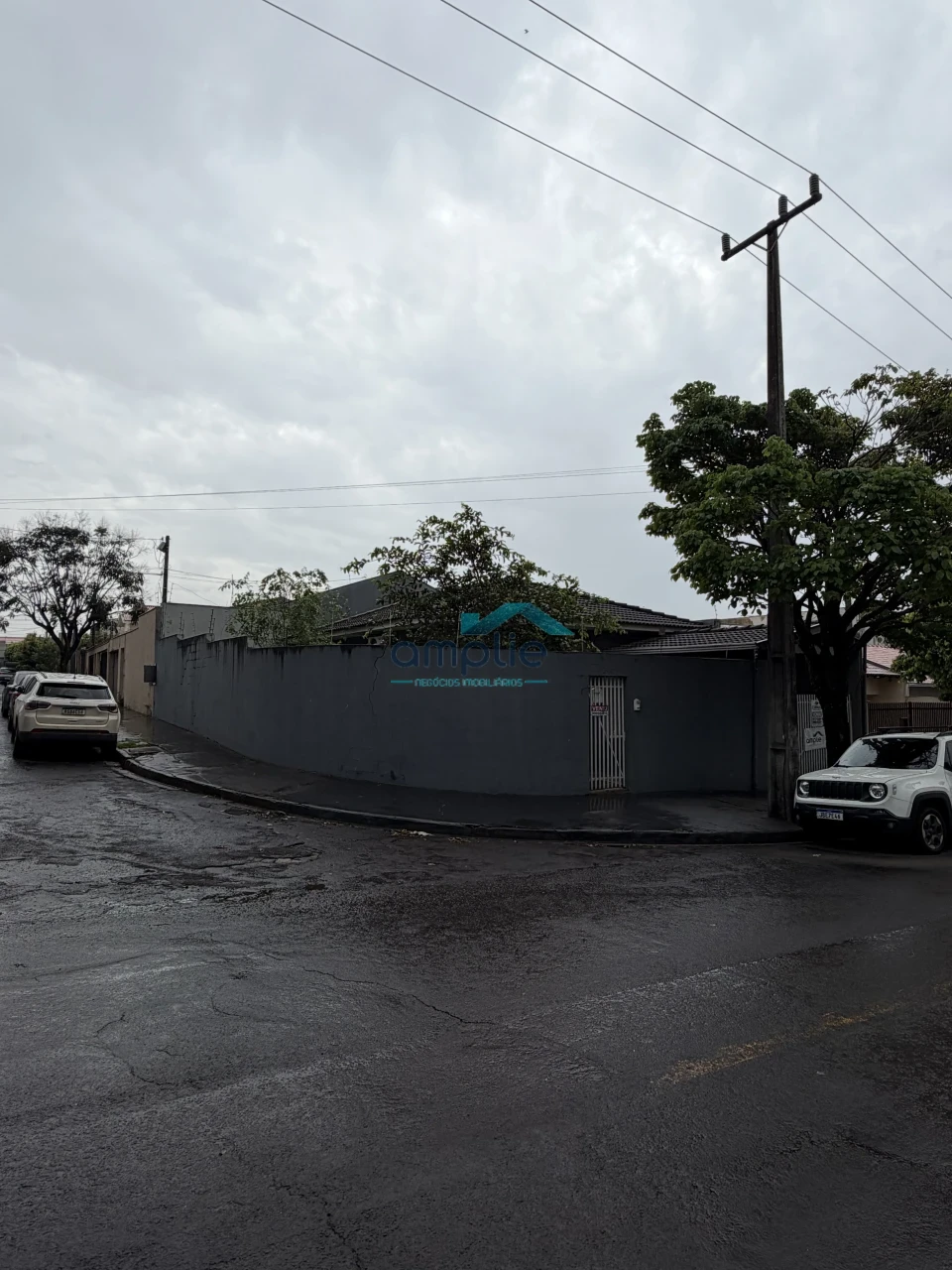 CASA A VENDA - AO LADO DA AV. SÃO JOÃO - ACEITA PERMUTAS POR CARROS OU APTO.