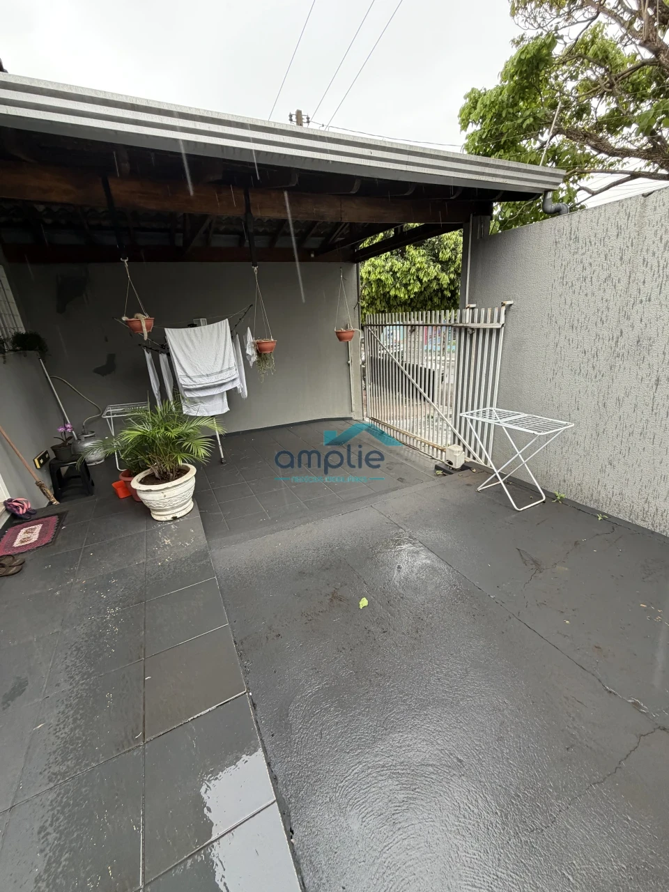 CASA A VENDA - AO LADO DA AV. SÃO JOÃO - ACEITA PERMUTAS POR CARROS OU APTO.