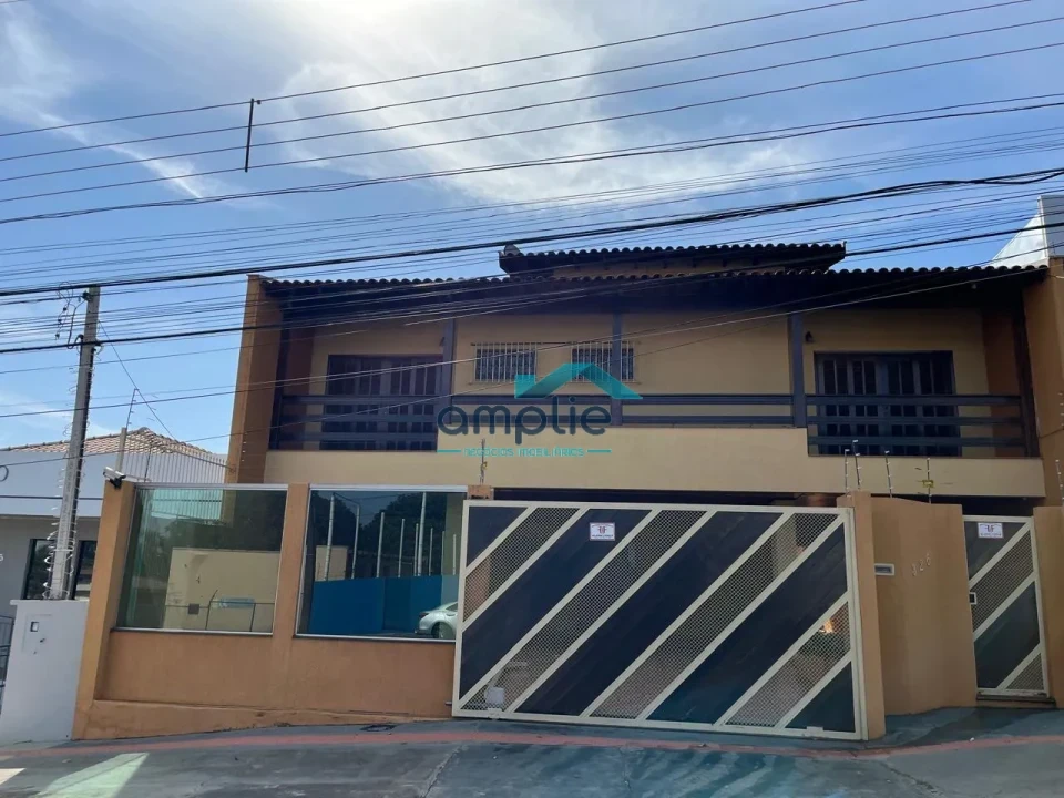CASA À ALTURA DE GRANDES MOMENTOS EM PERFEITA HARMONIA, REGIÃO LESTE DE LONDRINA.