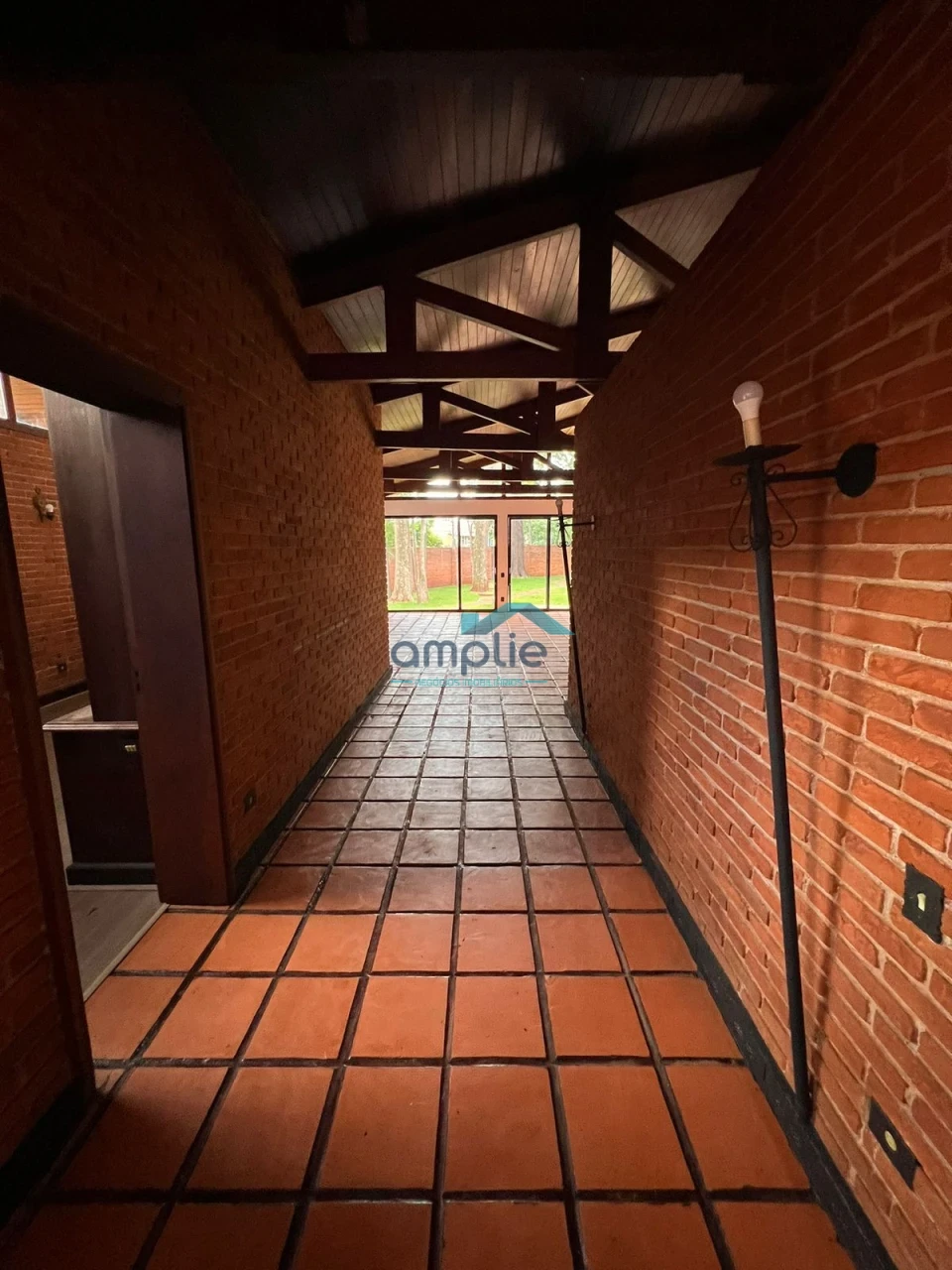 RARIDADE EM LONDRINA: MANSÃO COM TERRENO ARBORIZADO EXCLUSIVO NA ZONA LESTE