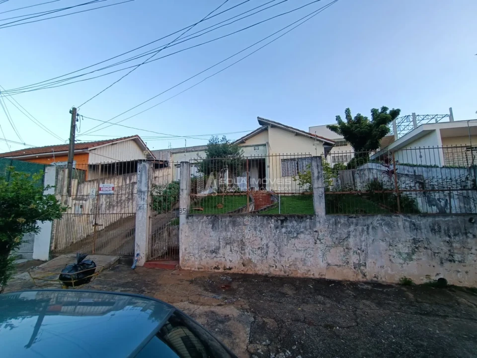 Casa Jd. Shangri-lá  em Av. Comercial