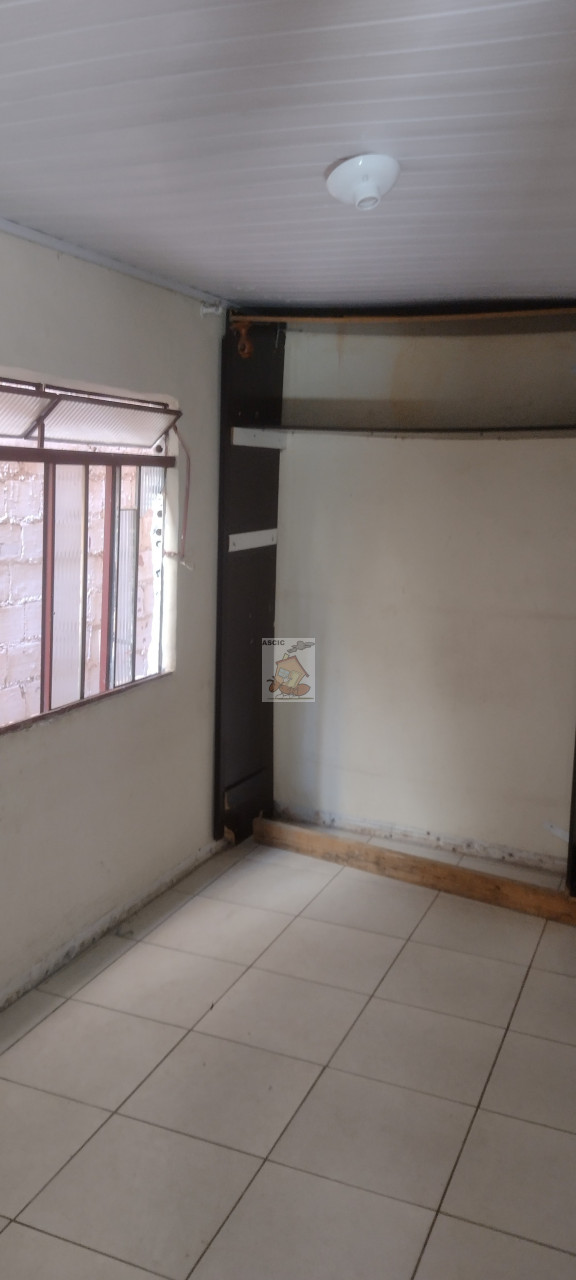 TERRENO COM DUAS CASAS