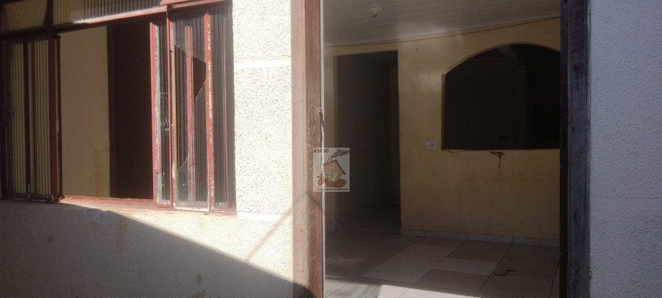 TERRENO COM DUAS CASAS