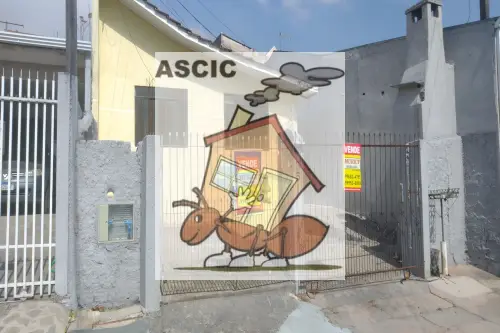 TERRENO COM DUAS CASAS