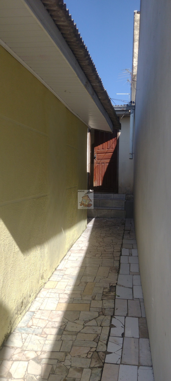 TERRENO COM DUAS CASAS