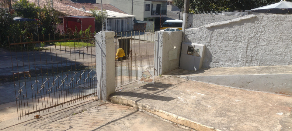 TERRENO COM DUAS CASAS