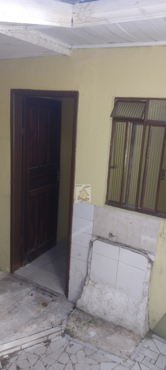 TERRENO COM DUAS CASAS