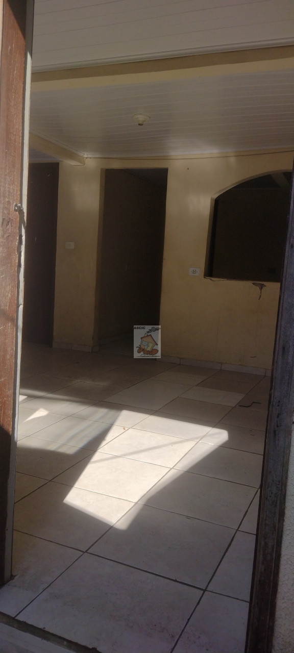 TERRENO COM DUAS CASAS