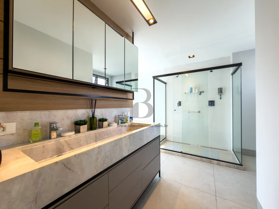 LAKESIDE RESIDENCE