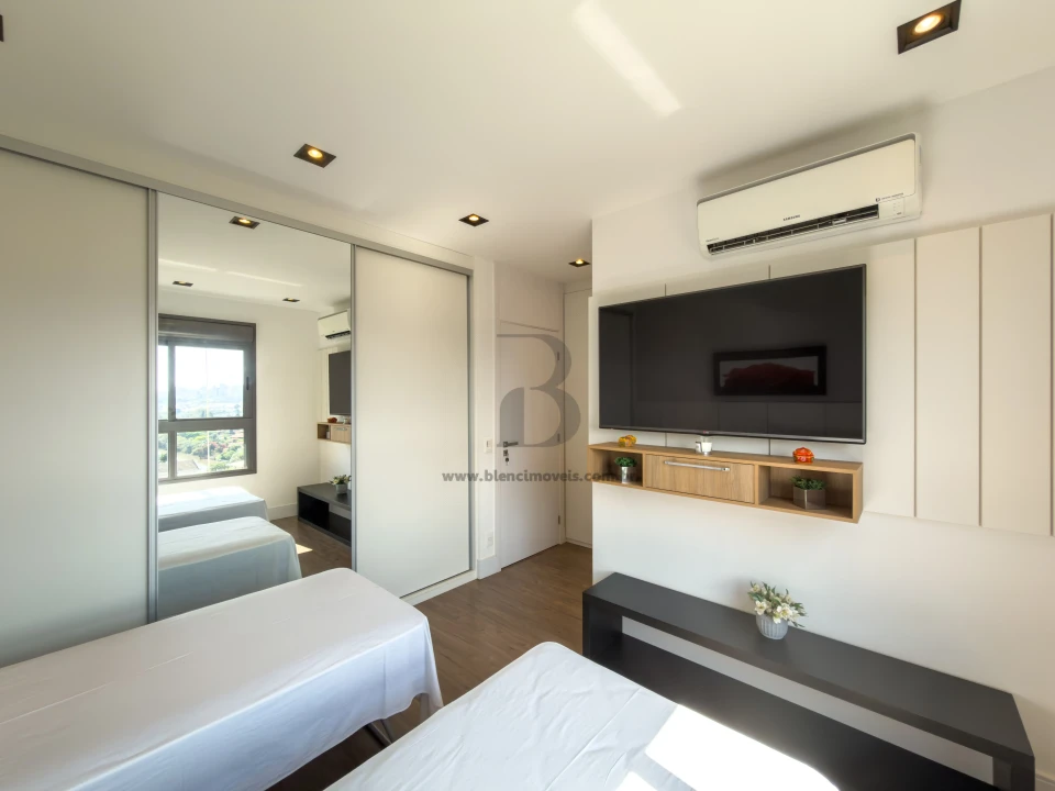 LAKESIDE RESIDENCE