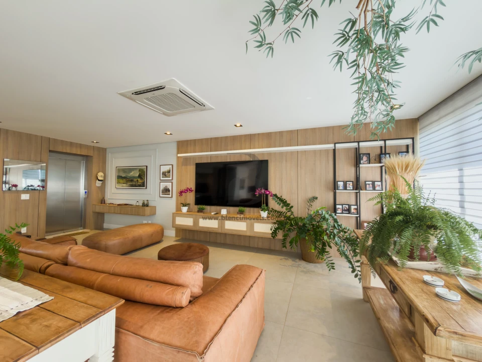 LAKESIDE RESIDENCE