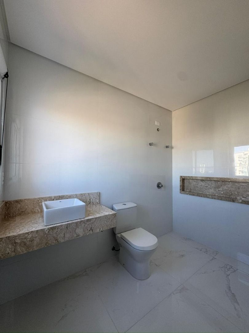 APTO DOS SONHOS, NO COUNTRY COM 4 SUÍTES, 3 VAGAS DE GARAGEM E PISCINA