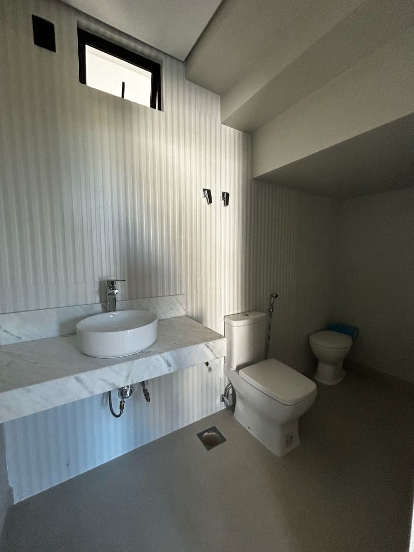 Sofisticação, Elegância e Exclusividade em um Magnífico Sobrado de Alto Padrão em Condomínio Fechado
