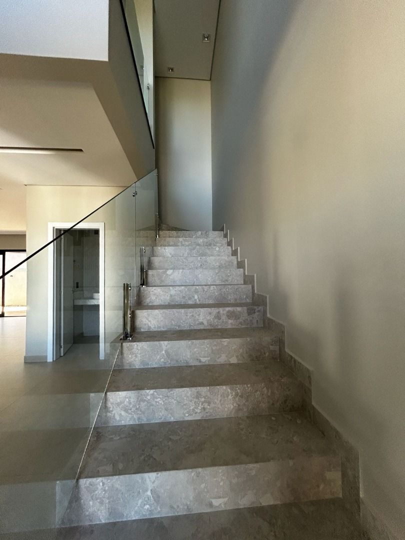 Sofisticação, Elegância e Exclusividade em um Magnífico Sobrado de Alto Padrão em Condomínio Fechado