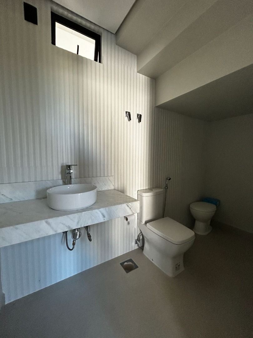 Sofisticação, Elegância e Exclusividade em um Magnífico Sobrado de Alto Padrão em Condomínio Fechado