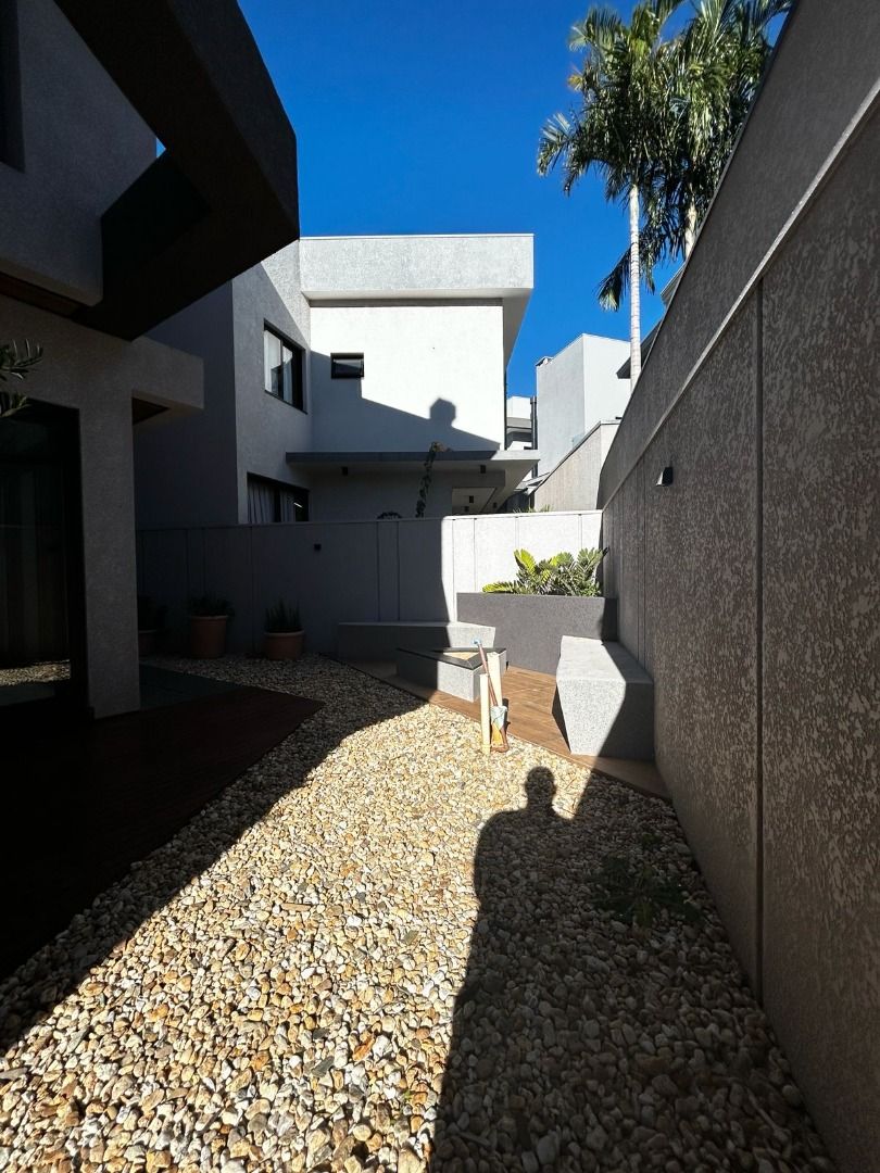 Sofisticação, Elegância e Exclusividade em um Magnífico Sobrado de Alto Padrão em Condomínio Fechado