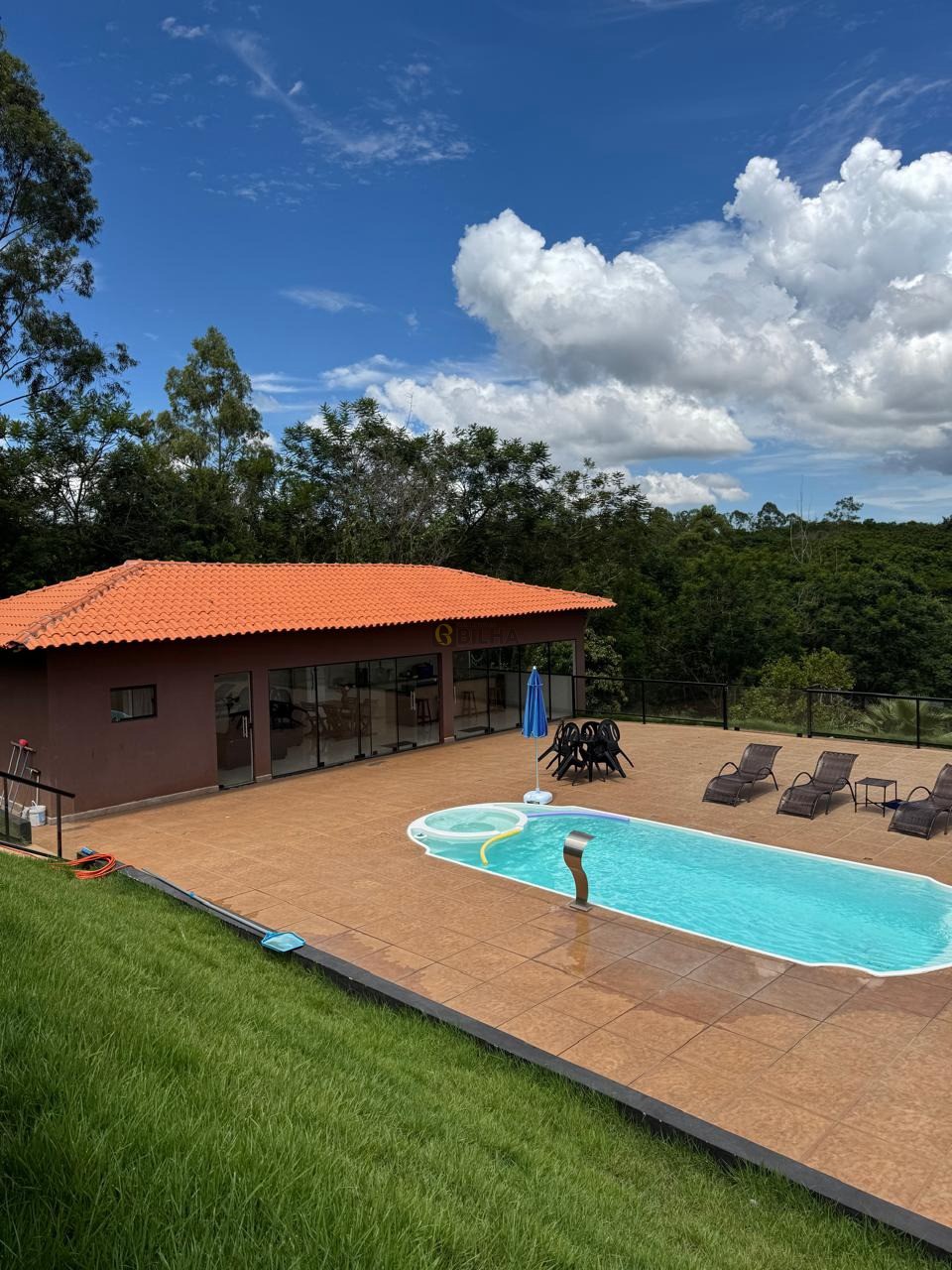 Imagens do imóveis Casa a venda no condomínio COND. RIVIERA DO NASCENTE COM PISCINA E 03 SUÍTES