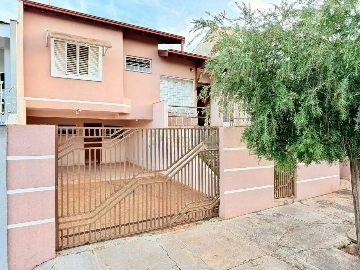 Imagens do imóveis Casa Assobradada Jd. Universitário