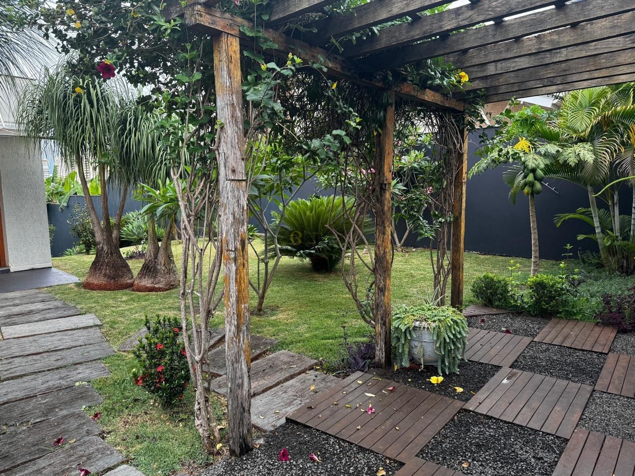 Imagens do imóveis Casa de Luxo com 3 suítes no bairro Colina Verde