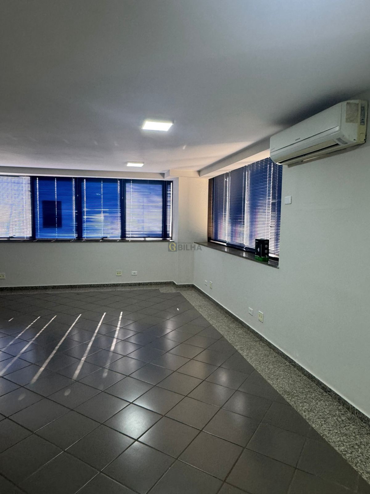 Imagens do imóveis Sala para alugar no condomínio Edifício Trader Center !!!
