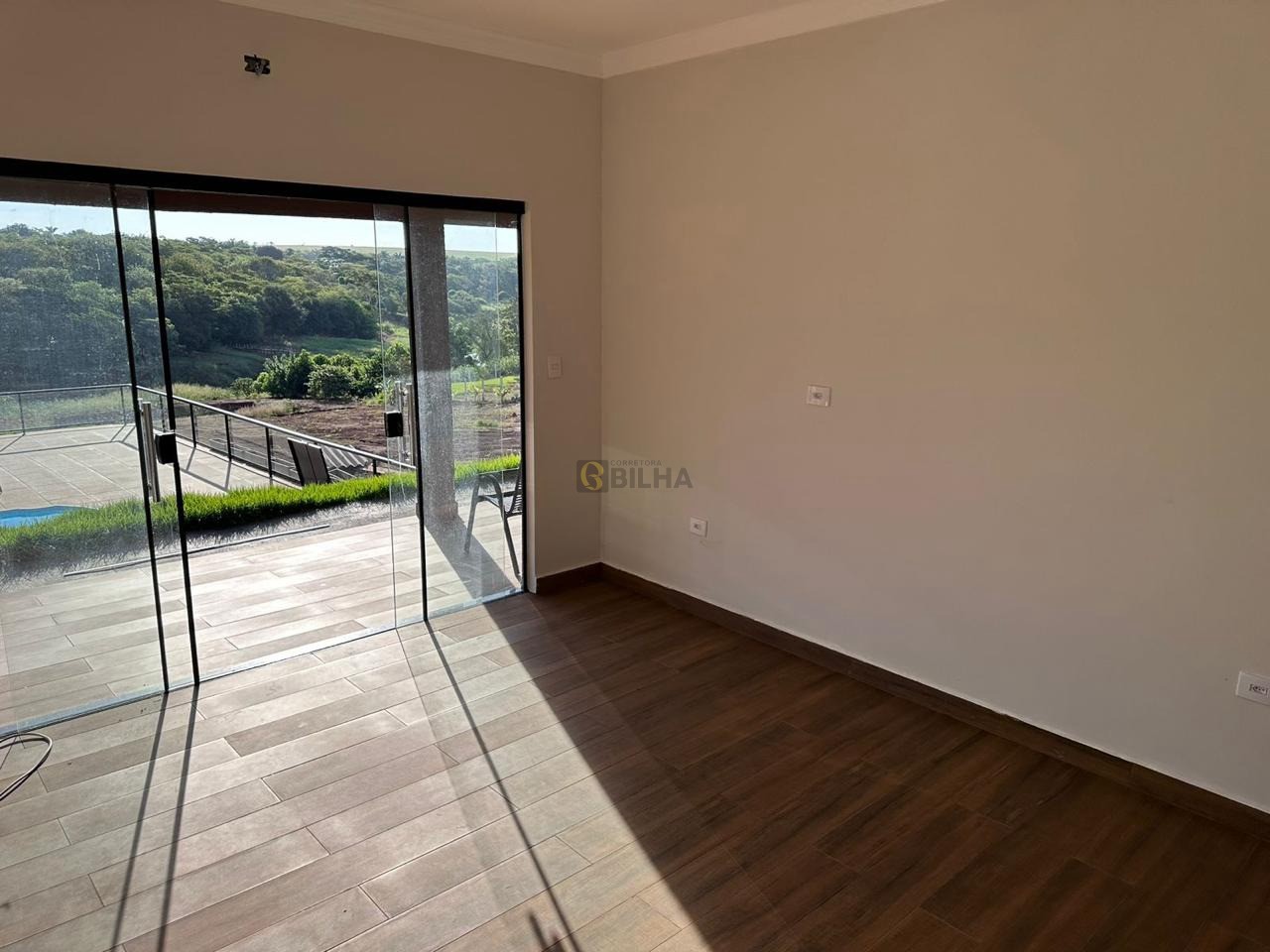 Imagens do imóveis Casa a venda no condomínio COND. RIVIERA DO NASCENTE COM PISCINA E 03 SUÍTES