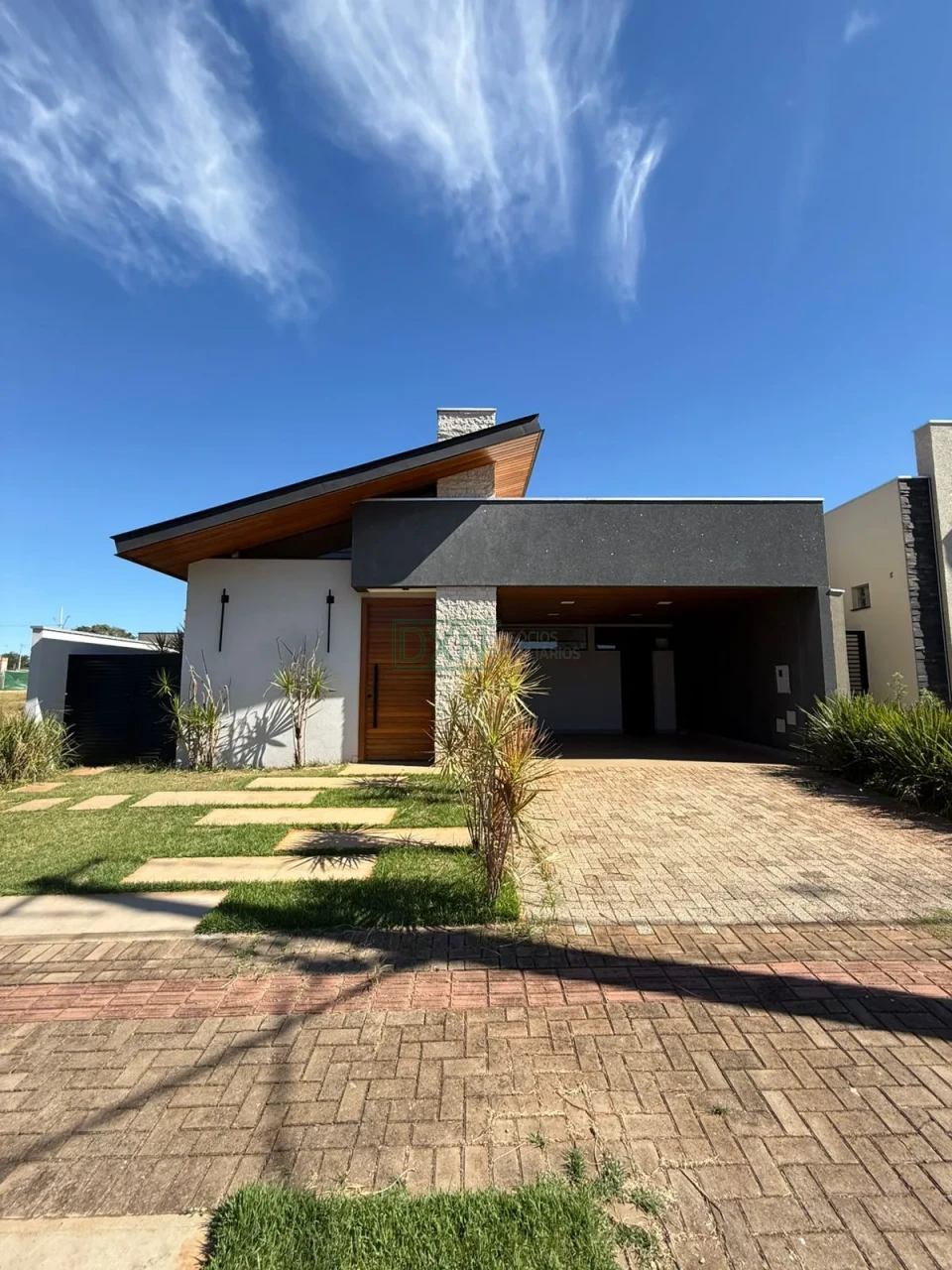 Casa à venda 3 Quartos, 2 Vagas, 300M², Bellevie, Cambé - PR