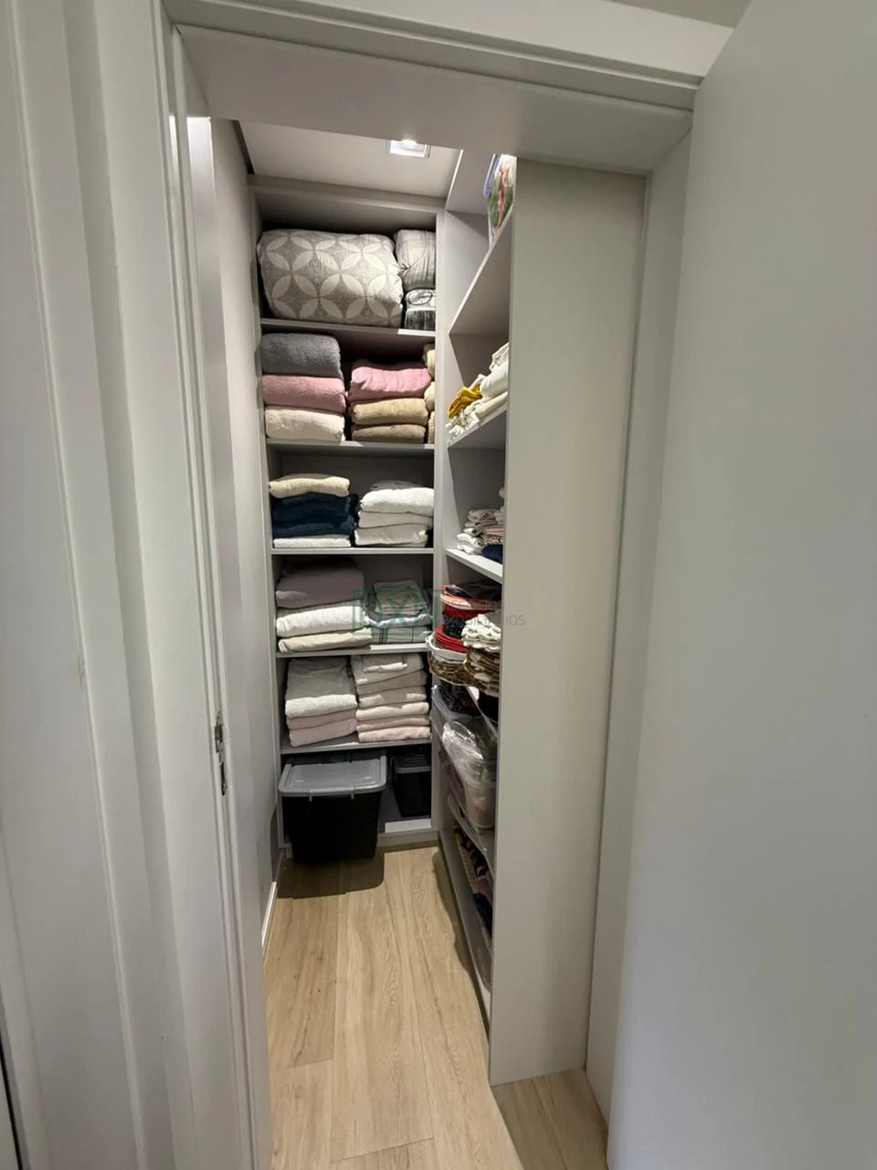 CASA COM 4 SUÍTES NO CONDOMINIO BELLEVIE