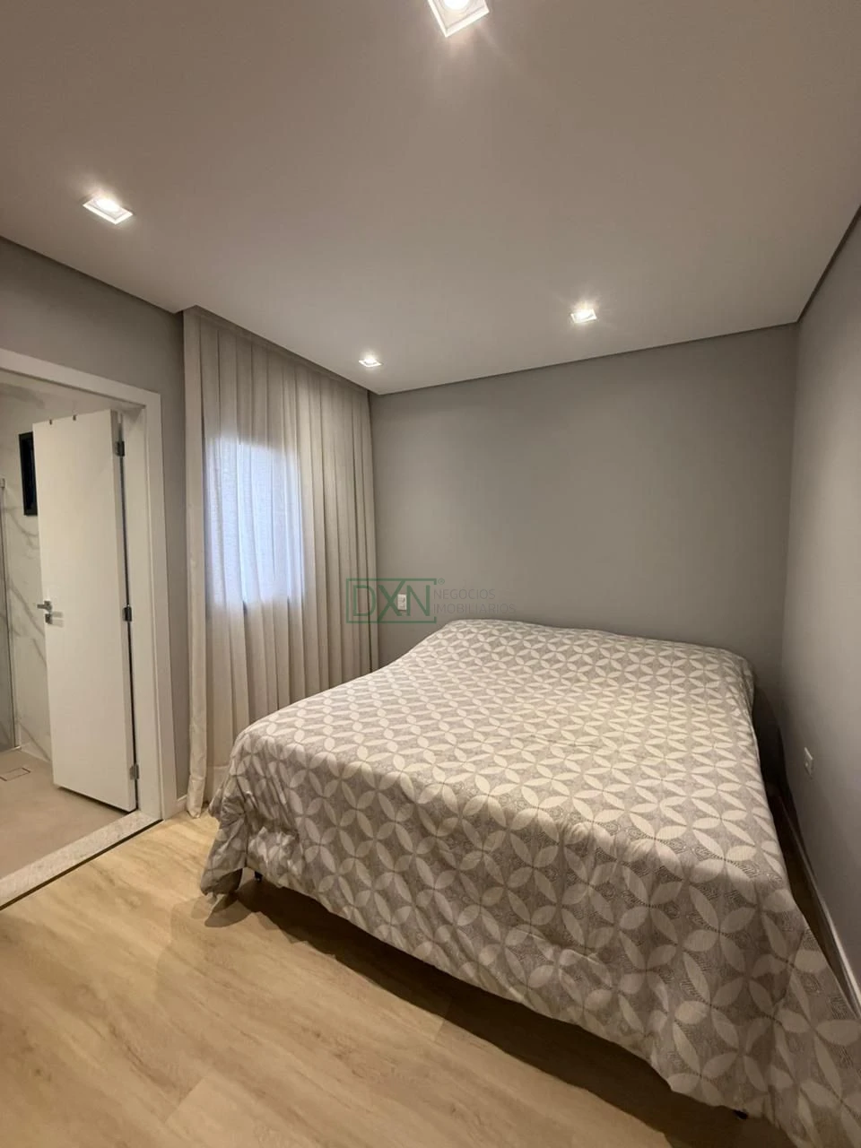 CASA COM 4 SUÍTES NO CONDOMINIO BELLEVIE