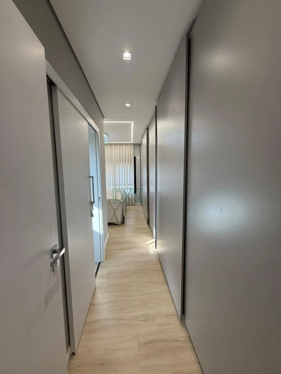 CASA COM 4 SUÍTES NO CONDOMINIO BELLEVIE