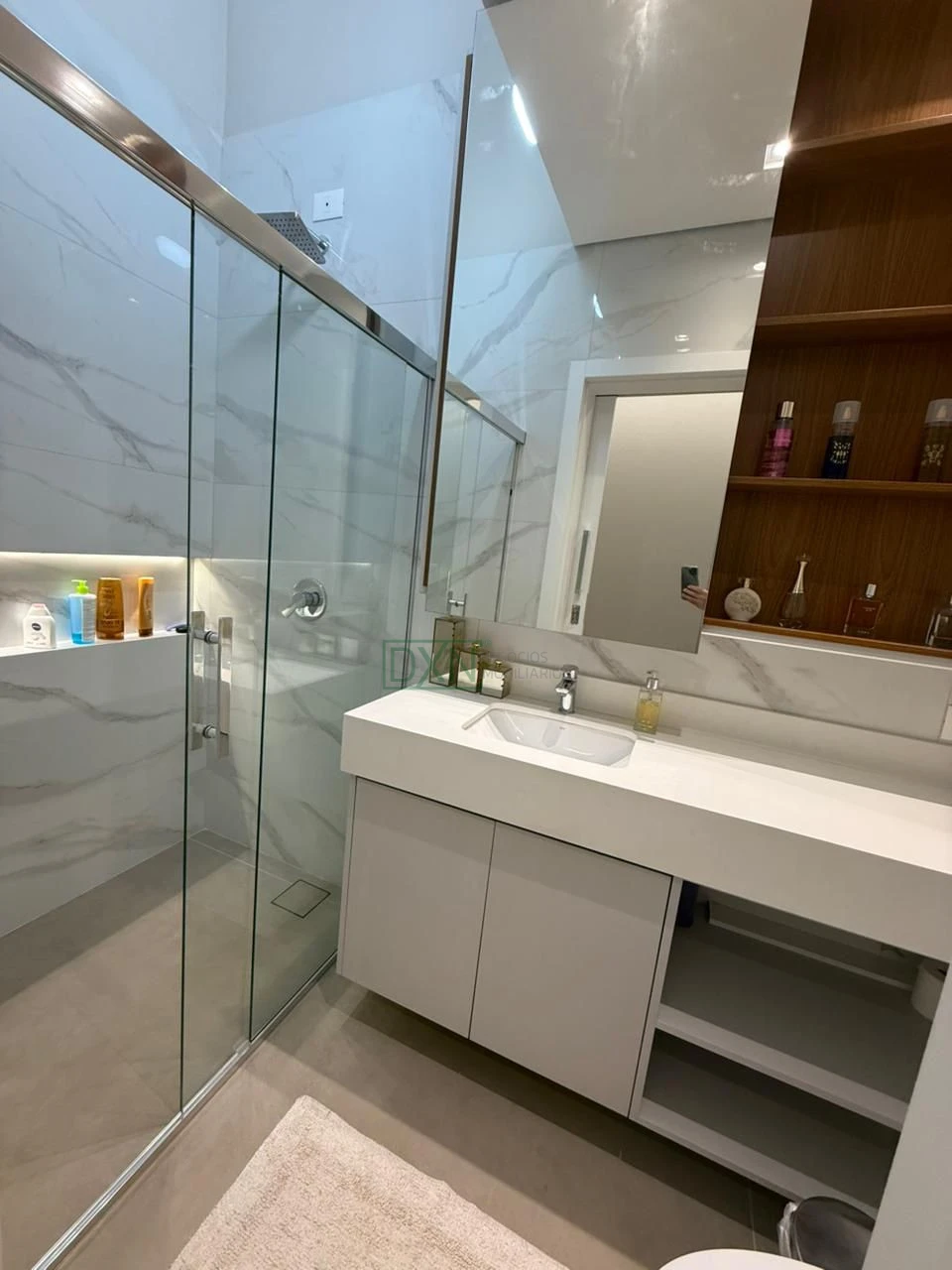 CASA COM 4 SUÍTES NO CONDOMINIO BELLEVIE